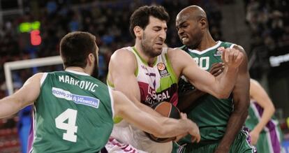 Markovic (i) y Green (d), del Unicaja, cierran el paso a Shengelia (c), del Laboral Kutxa. durante un partido reciente de la Euroliga de baloncesto.