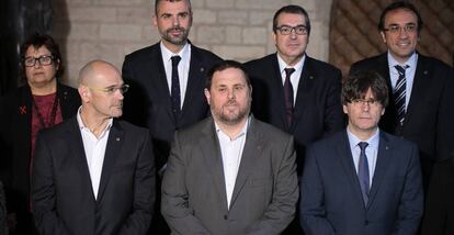 En primera fila: Raül Romeva (i), Oriol Junqueras (c) y Carles Puigdemont (d).