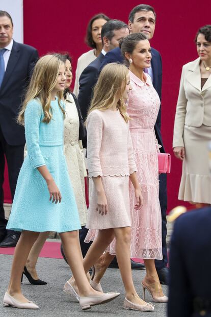 La infanta Sofía, que ha superado claramente en altura a su hermana la princesa Leonor se mostró muy sonriente. En la imagen camina junto a ella y a su madre.