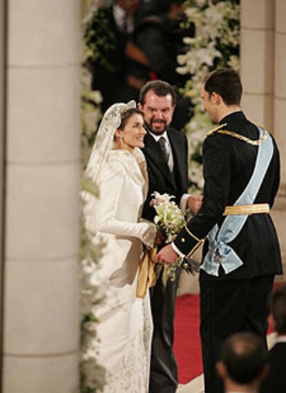 Momento en el que Jesús Ortiz, padre de doña Letizia, llega con la novia junto al príncipe Felipe.
