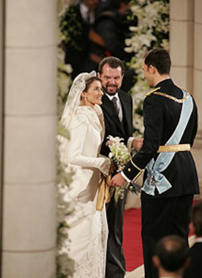 Momento en el que Jesús Ortiz, padre de doña Letizia, llega con la novia junto al príncipe Felipe.