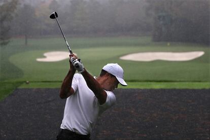 Tiger Woods se prepara este miércoles, bajo la lluvia, para su estreno en el Masters Augusta de 2020.