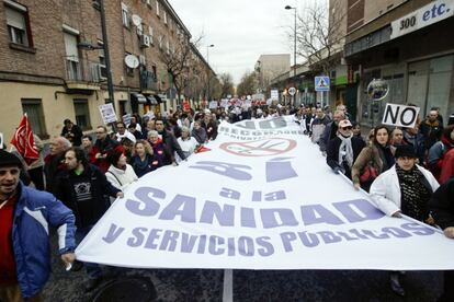 Trabajadores de la Sanidad protestan en las inmediaciones de la Asamblea de Madrid en contra de los recortes.