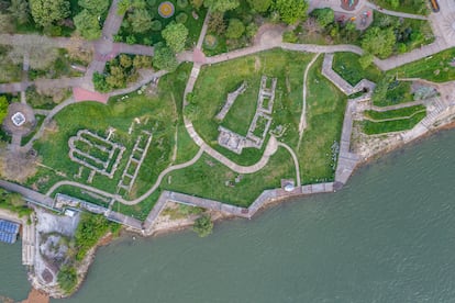 “Limes” del Danubio: siguiendo la frontera de los romanos en Bulgaria. Una red de localidades situadas en la antigua frontera oriental del imperio romano —los “limes” del Danubio— es candidata a la lista de patrimonio mundial de la Unesco en el 2024. Las estructuras de esta frontera datan del I milenio, cuando el imperio romano se expandió con rapidez a lo largo del Danubio por zonas de las actuales Croacia, Serbia, Rumanía y Bulgaria.
Aunque la protección de la Unesco se extenderá a los asentamientos de los cuatro países (que se unirán a zonas de los “limes” romanos de Alemania, Austria y Eslovaquia, ya reconocidos en 2021), el tramo búlgaro va a ser el más espectacular. Comienza en torno a la antigua ciudad romana de Ratiaria, cerca de la actual Vidin, y se extiende al este hasta la que fue una poderosa fortaleza, Durostorum (la actual Silistra; en la foto), y más allá. La orilla del Danubio está llena de ruinas, algunas intactas desde la Antigüedad, otras restauradas y reutilizadas por los ejércitos bizantino y otomano. Muchos sitios pueden explorarse en bici, pedaleando por las etapas de la Dunav Ultra, una ruta ciclista de 740 kilómetros que sigue el Danubio hasta el mar Negro.