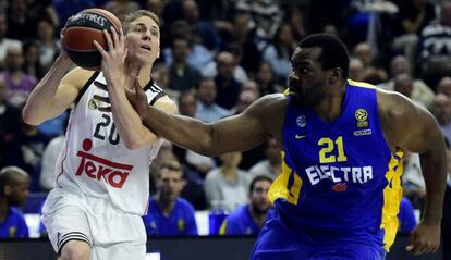 Jaycee Carroll, del Madrid, ante Sofoklis Schortsanitis del Macabi Electra Tel Aviv, el pasado día 27.