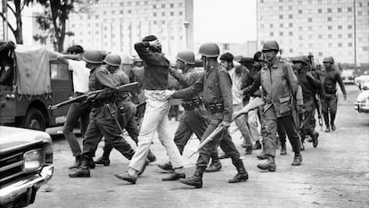 Tropas del Ejército mexicano escoltan a un grupo de jóvenes en la Plaza de las Tres Culturas en la Ciudad de México, el 3 de octubre de 1968.