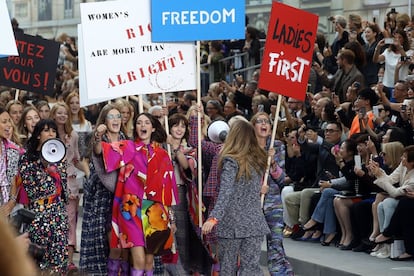 Desfile de Chanel para presentar su colección de primavera-verano 2015 en la Semana de la Moda de París.