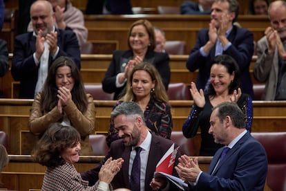 De izquierda a derecha, en primer término, la exvicepresidenta del Gobierno y actual diputada socialista, Carmen Calvo; el portavoz de la Ejecutiva Federal del PSOE, Felipe Sicilia, y el exministro de Transportes José Luis Ábalos en el Congreso de los Diputados, este jueves.