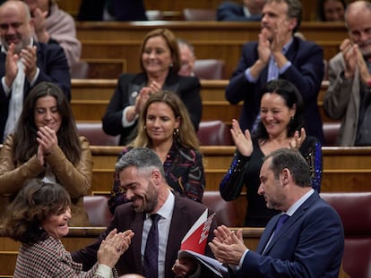 De izquierda a derecha, en primer término, la exvicepresidenta del Gobierno y actual diputada socialista, Carmen Calvo; el portavoz de la Ejecutiva Federal del PSOE, Felipe Sicilia, y el exministro de Transportes José Luis Ábalos en el Congreso de los Diputados, este jueves.