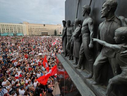 Manifestação contra Lukashenko e a suposta fraude eleitoral na praça da Independência, em Minsk, nesta terça-feira.