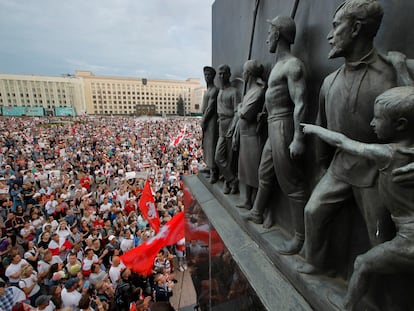 Manifestação contra Lukashenko e a suposta fraude eleitoral na praça da Independência, em Minsk, nesta terça-feira.