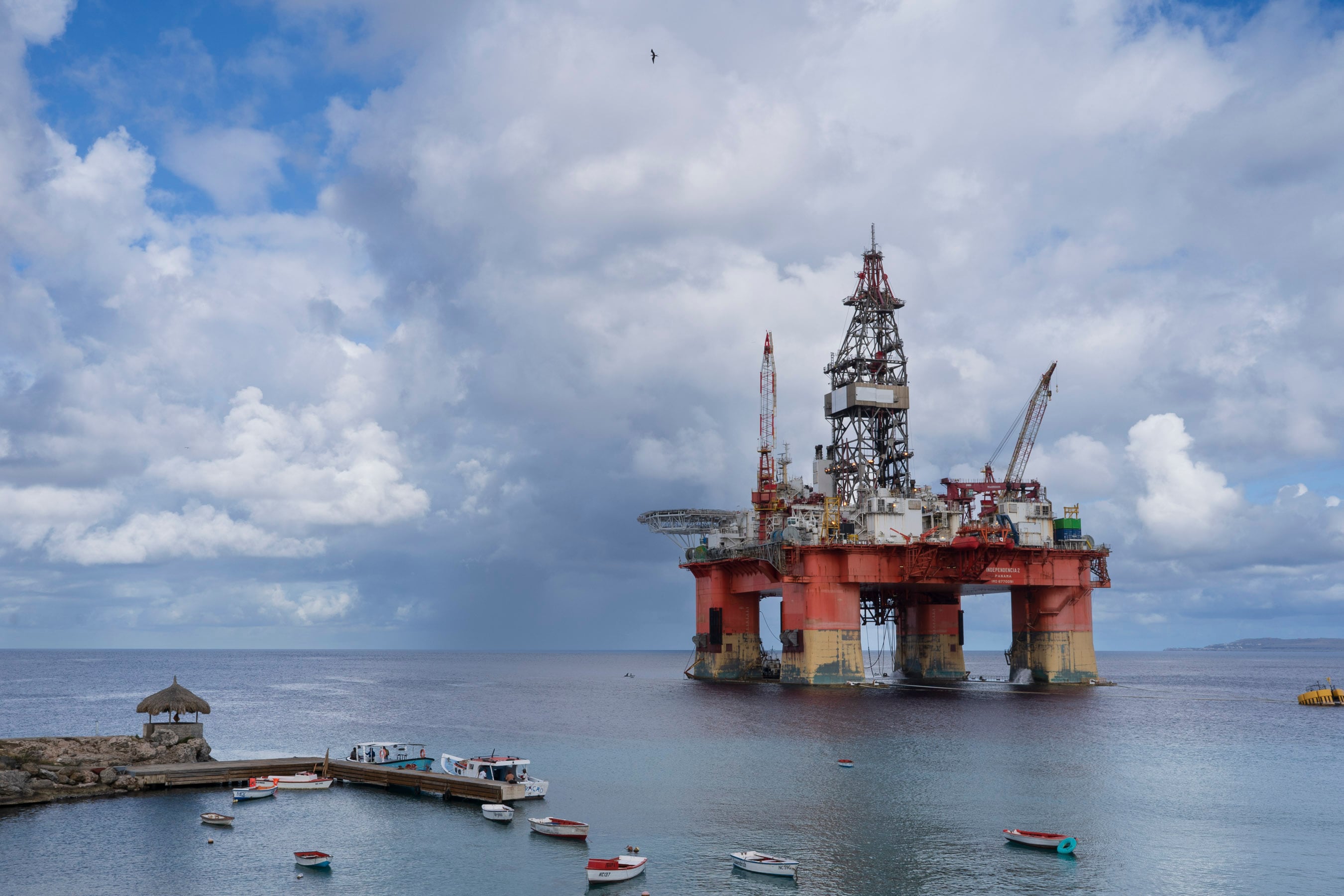 Plataforma petrolífera en el pueblo de Boka Sami, reflejo del pasado petrolero de la isla.