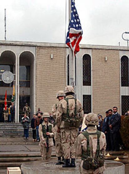 <b></b><i>Marines</i> norteamericanos izan de nuevo la bandera en la Embajada de Estados Unidos en Kabul.