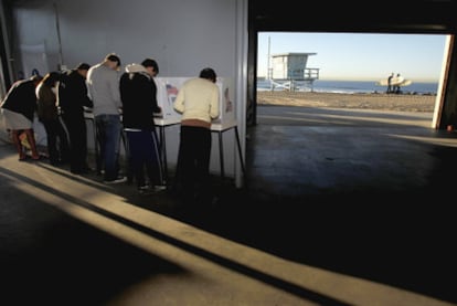 Votantes en un colegio electoral de Venice Beach, en la ciudad de Los Ángeles.