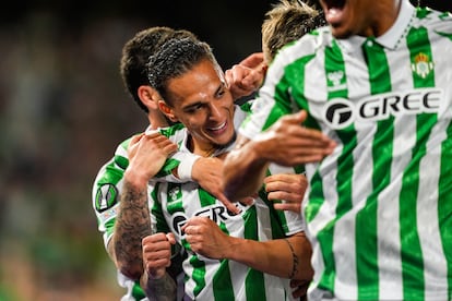 Antony celebra con sus compañeros el gol que le anotó en la ida a la Fiorentina.