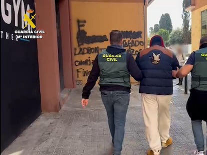 Dos guardias acompañan al supuesto estafador que podía mandar 128.000 sms fraudulentos al día.