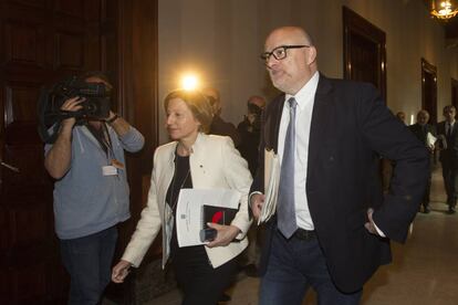 La presidenta del Parlament, Carme Forcadell, y el vicepresidente primero, Llu&iacute;s M. Corominas, a su llegada a la reuni&oacute;n de la mesa del Parlament donde se debate la modificaci&oacute;n de la disposici&oacute;n sobre el refer&eacute;ndum 