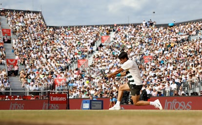 Alcaraz devuelve la pelota, este sábado durante el duelo con Bautista en Queen's.