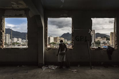 Un hombre delante de las ventanas del edificio abandonado del Ministerio de Finanzas (actualmente un inmueble 'okupado') en la favela Mangueira, situada en la zona norte de Río de Janeiro, Brasil. En 2010, el alcalde Eduardo Paes incluyó el programa Morar Carioca como un elemento clave del legado social de los Juegos Olímpicos de 2016. Con un presupuesto de alrededor de 8.500 millones de reales (2.620 millones de dólares), prometía modernizar e integrar las favelas en la ciudad convencional de aquí a 2020. La mayor parte del plan no ha llegado a hacerse realidad.