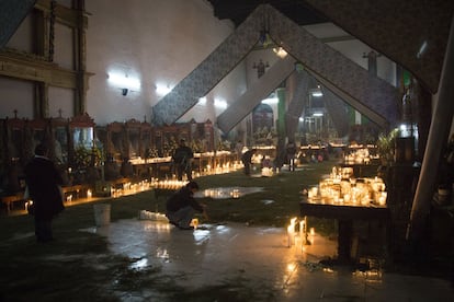 En el interior de la iglesia de San Juan Chamula se celebra un culto mezcla de catolicismo con una visión fuertemente indígena.