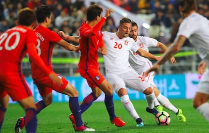 El serbio Milinkovic-Savic dispara a puerta en un partido contra Corea del Sur.