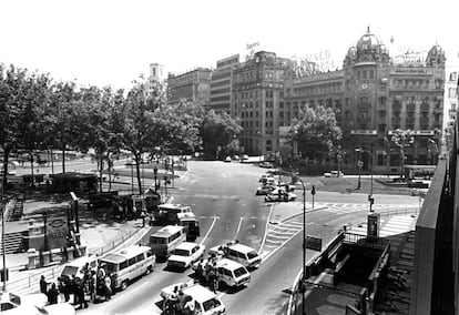 Sn les 9.10 del dissabte 23 de maig de 1981. A l'interior del Banc Central de la pla?a de Catalunya de Barcelona hi ha, entre treballadors i clients, unes 350 persones en el moment en qu entren uns encaputxats disparant i cridant: Tothom a terra. Els assaltants reuneixen els presents al pati d'operacions. No sn all pels diners, no els necessiten. Aterrits, els segrestats proven d'esbrinar si es tracta d'algun comando d'ETA o potser dels GRAPO, que t en els atracaments bancaris una de les seves fonts de finan?ament. No pertanyen a aquestes organitzacions terroristes. ?s ms, els odien. No tarden a adonar-se que all no s un atracament normal. 