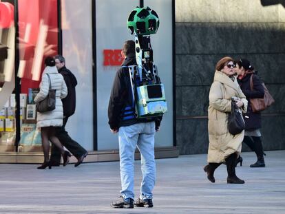 Daniele Rizzetto camina con una mochila Google Street View por Milan. 