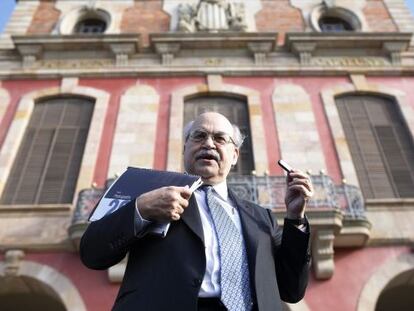 El conseller d'Economia de la Generalitat, Andreu Mas-Colell, a la seva arribada al Parlament.