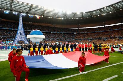 PARIS, FRANCE - JUNE 10: Players line up for the national anthems prior to the UEFA Euro 2016 Group A match between France and Romania at Stade de France on June 10, 2016 in Paris, France.  (Photo by Clive Rose/Getty Images)