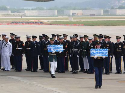 Guarda de honra dos EUA transporta os ataúdes com os restos procedentes da Coreia do Norte.