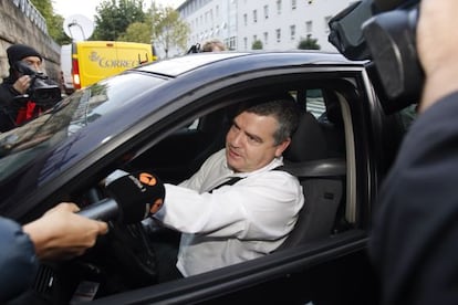 El juez llegando al juzgado
