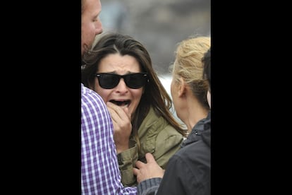Una mujer llora en las inmediaciones de la mina.