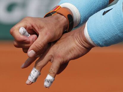 Nadal se duele del dedo corazón durante la final en París.