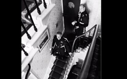 El príncipe Enrique baja las escaleras, acompañado de su hermano Guillermo, camino de la capilla del castillo de Windsor.