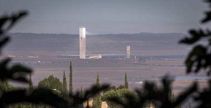 Una de las torres de la plataforma solar Solúcar, de Abengoa. 