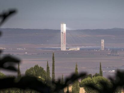 Una de las torres de la plataforma solar Solúcar, de Abengoa. 