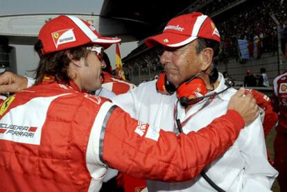 Alonso saluda a Emilio Botín en la parrilla de salida del circuito de Shanghái.