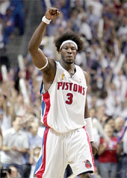 El jugador de los Pistons, Ben Wallace, celebra el título de su equipo.