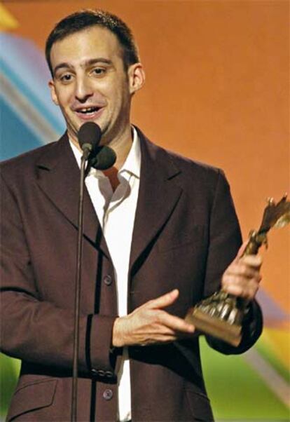 Alejandro Amenábar recoge el premio 'Independent Spirit'a la mejor película extranjera.