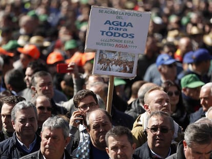 Manifestaci&oacute;n de regantes de Murcia, Alicante y Almer&iacute;a ayer en Madrid. 