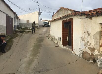 En primer plano, la casa de la víctima, y a la derecha la del arrestado, Bernardo Montoya.