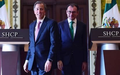 Jos&eacute; Antonio Meade junto al secretario saliente Luis Videgaray. 