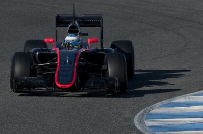 Fernando Alonso, al Circuit de Jerez amb el seu McLaren, que pertany a la seva nova escuderia.