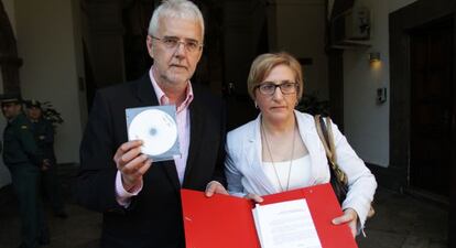 Los diputados Ana Barceló y Frances Signes muestran el material entregado a la Fiscalía para abrir el caso del metro.
