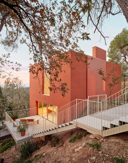La escalera externa contribuye a anclar la residencia en la pendiente rocosa sobre la que está construida.