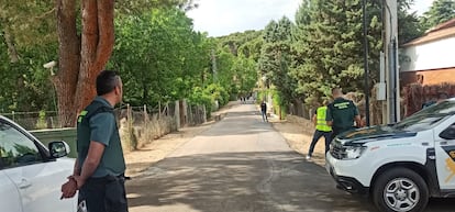 Agentes de la Guardia civil en la urbanización de Pelayos de la Presa donde se ha producido la explosión.