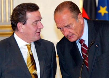 Gerhard Schröder (izquierda) y Jacques Chirac, el martes durante una rueda de prensa en París.