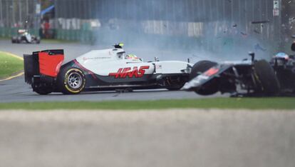 El Haas de Gutiérrez y el McLaren de Alonso, tras chocar en plena carrera.