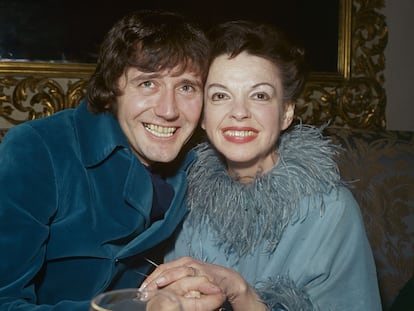 Judy Garland y Mickey Deans posan tras casarse por lo civil en el barrio de Chelsea.