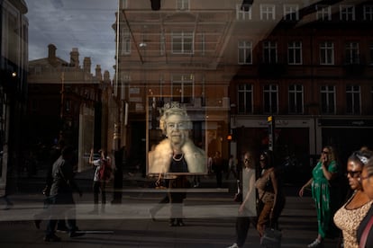 Escaparate con un retrato de la reina Isabel II en el centro de Londres. 